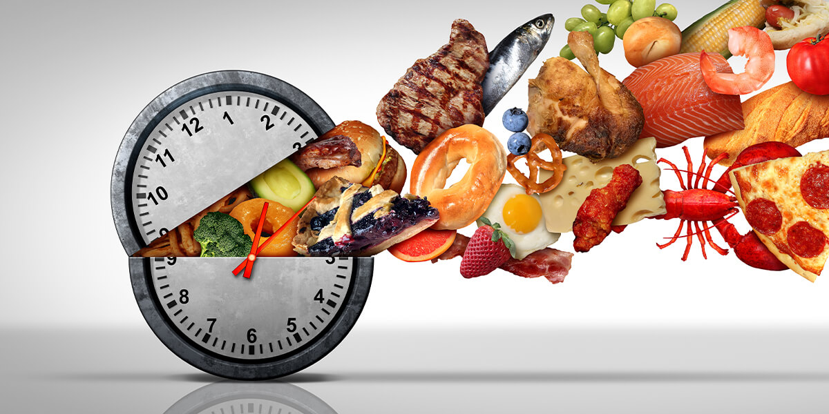 A picture of food and a clock symbolising autophagy trough eating habits